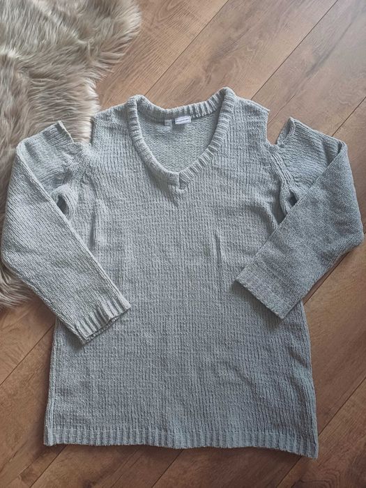 Gruby sweter z wycięciem na ramionach
