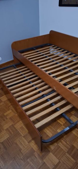 Cama individual em madeira com cama extra/gaveta incluída.