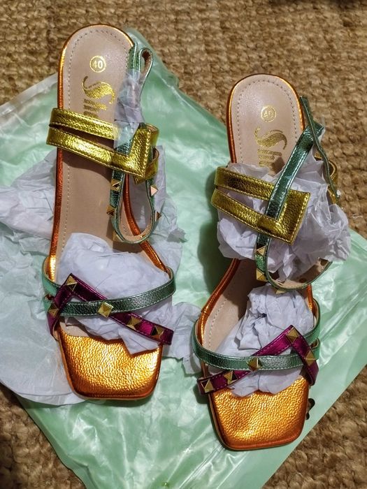 Sandálias de várias cores metalizadas