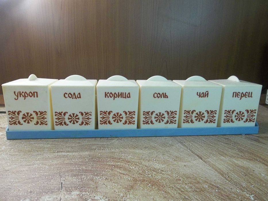 Кухонная подвесная полка с коробочками для специй.