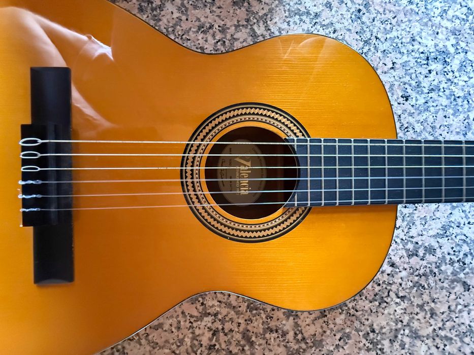 Guitarra clássica Valencia com caixa original
