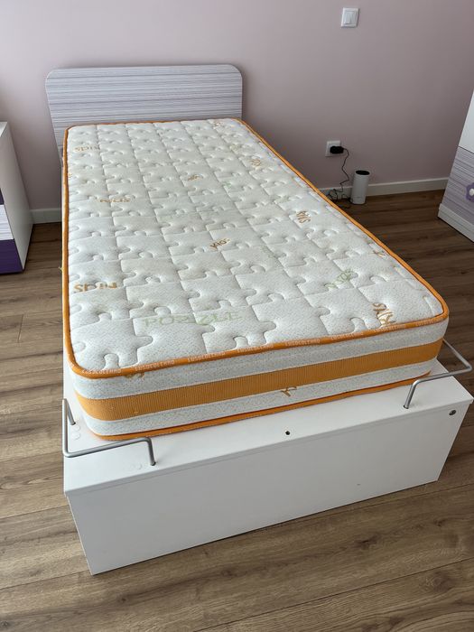 Cama de solteiro , colchão e edredão
