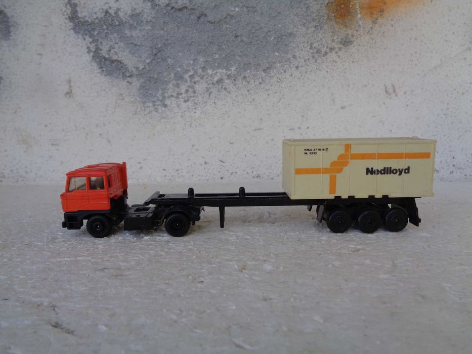 1:87 EFSI Camião DAF com contentor