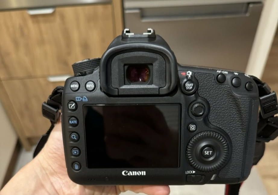 Canon EOS 5D Mark III 5126 klatek + obiektyw + dodatki stan idealny.