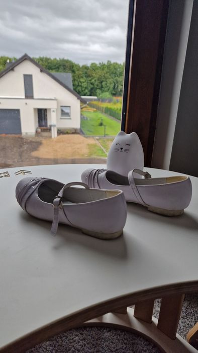 Buty komunijne białe.