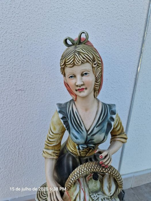 Boneca de louça para venda visto não ter necessidade. Tem  0.65 cm com