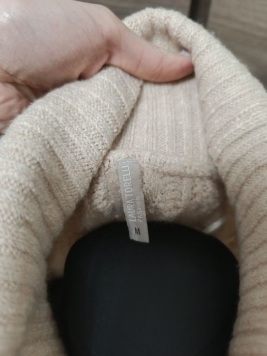 Beżowy sweter z golfem rozmiar M