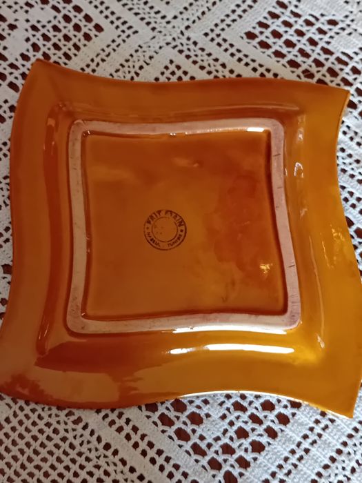 Prato decorativo em barro pintado à mão, cosido e vidrado.  " Tunísia"