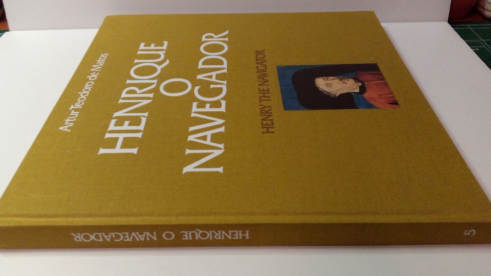 "Henrique o navegador" - Livro filatélico com selos