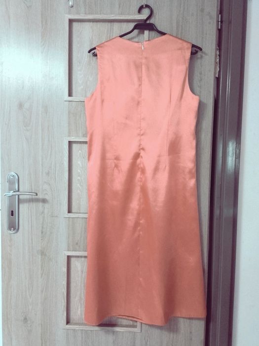 Garsonka z sukienką na wesele