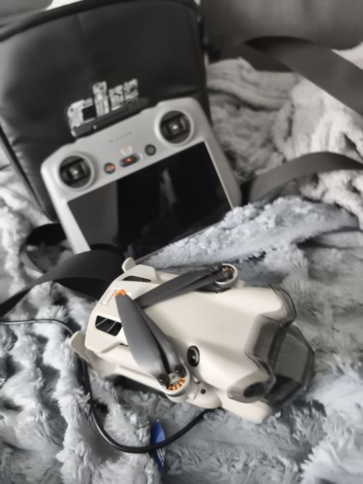 Sprzedam dni mini 4 pro 3 baterie