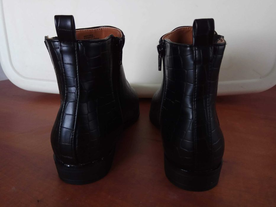 Botins pretos padrão crocodilo