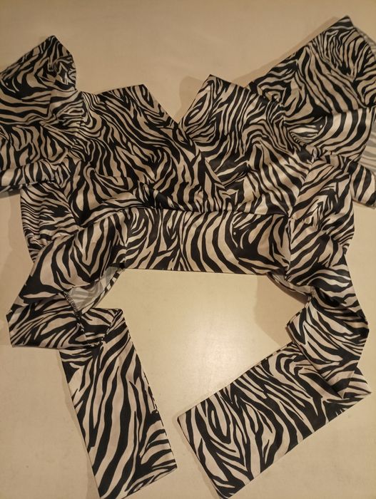 Top em branco e preto, com mangas largas, aperta atrás com um laço,de marca New Feeling, tamanho M