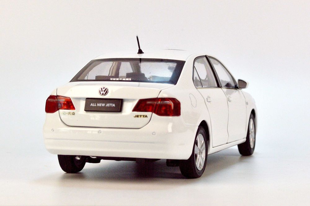 Модель автомобіля 1:18 Volkswagen Jetta 2013