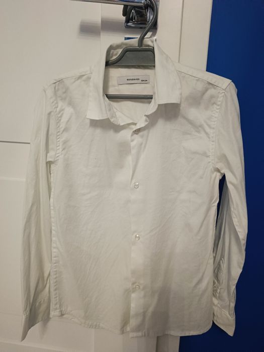 Koszula chłopięca Reserved 134 biała z długim rękawem