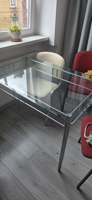 Szklany stół w bardzo dobrym stanie
