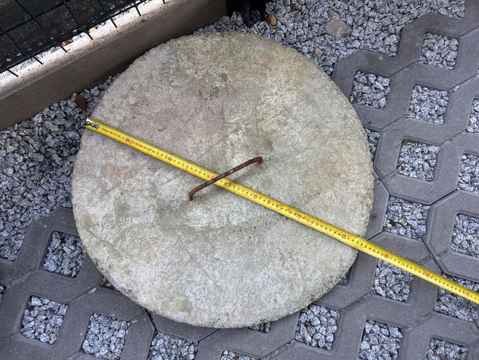 Oddam krąg betonowy nadstudzienny do pokrywy studni