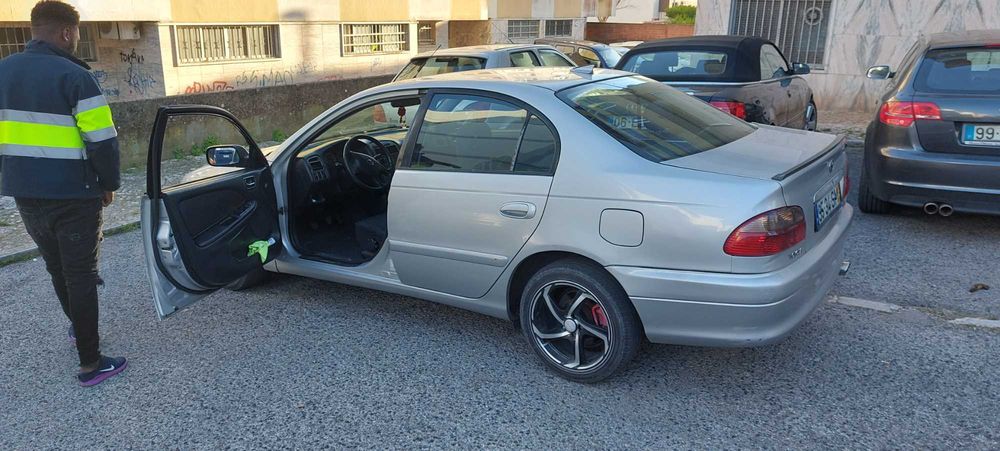 TOYOTA AVENSIS Turbo D-4D de outubro de 2001