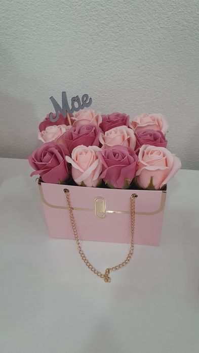 Bolsa com rosas artificiais