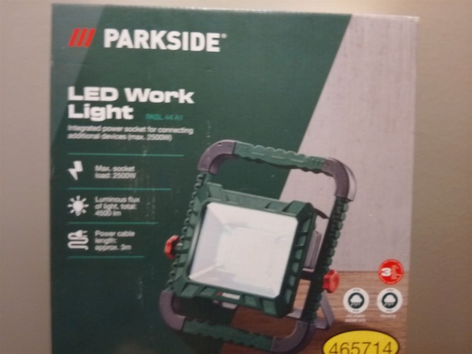 Lampa LED warsztatowa ze stojakiem.