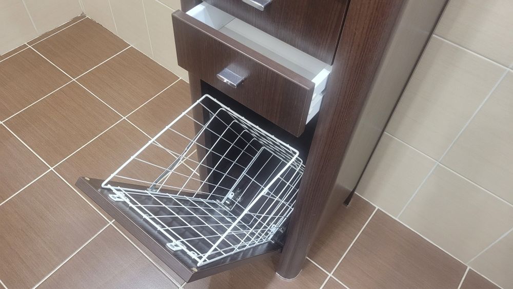 Cersanit, słupek, szafka z umywalką oraz bateria łazienkowa.