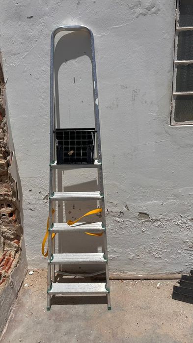 Vendo carrinho de mão para obra e escadote
