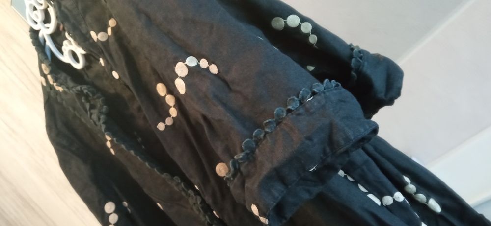 Czarna suknia z krótkim rękawem