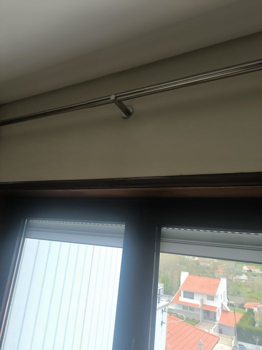 Dois varrãos com cortinas