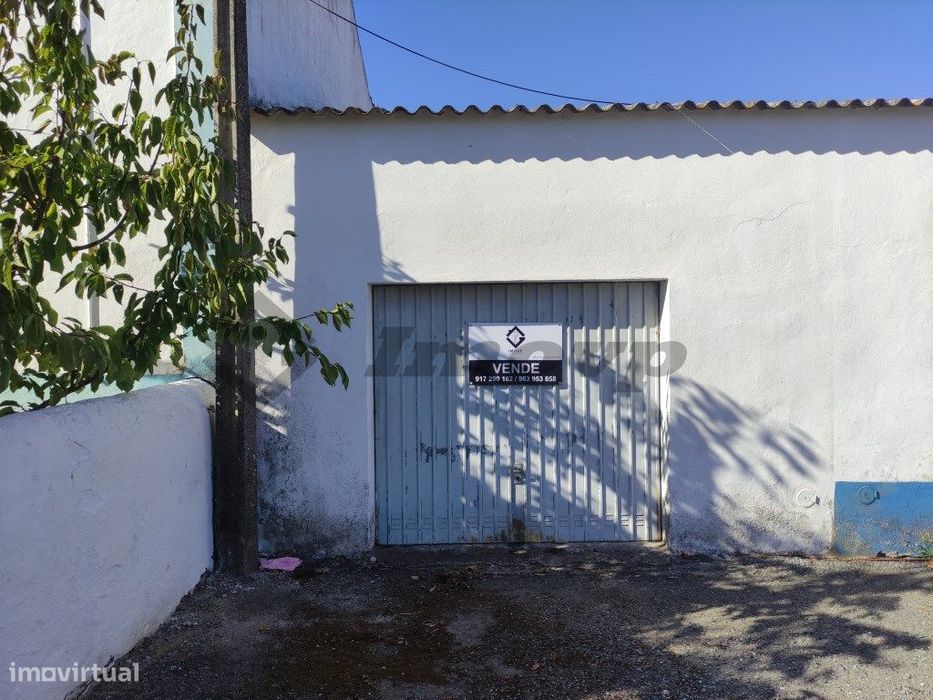 Casão com Pátio localizado na localidade da Dogueno, Concelho de Al...