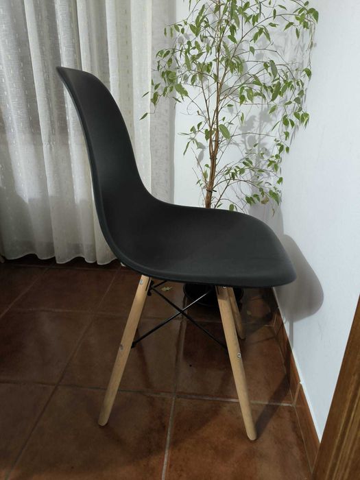 6 Cadeiras de Mesa de Jantar Pretas com Pés em Madeira – Como Novas