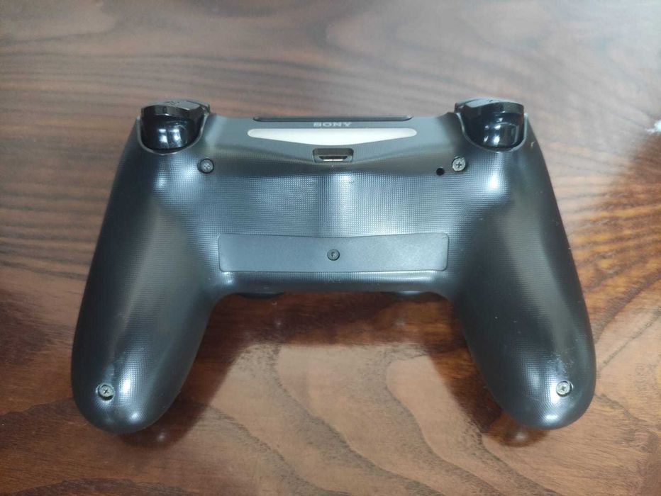 Original PS4 controller in excellent condition.64171726482563123