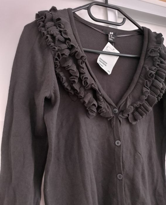 Grafitowy sweter H&M rozmiar XS z falbanami przy dekolcie 
Długość 53