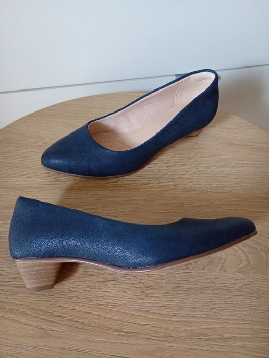 Buty 37 Clarks czółenka na niskim obcasie granatowe