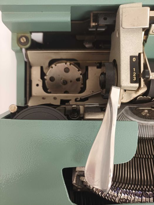 Máquina de escrever Olivetti Lettera 32