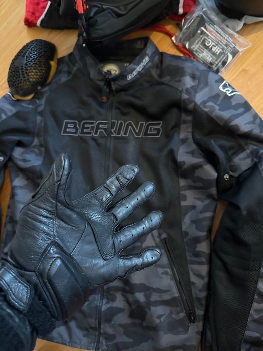 Capacete, jaqueta, luvas de motocicleta