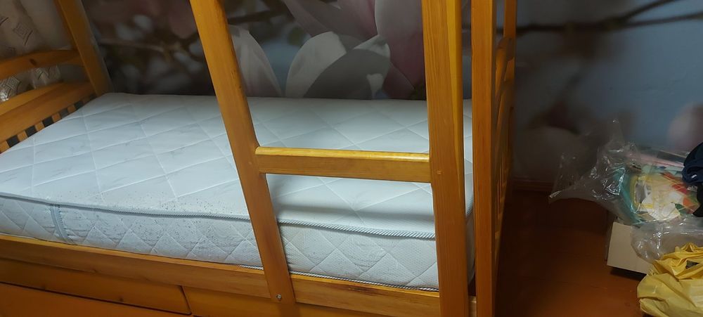 Ліжко двоярусне у відмінному стані.