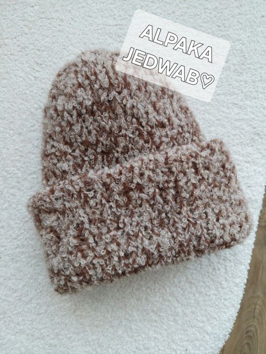 Lekka czapka z alpaki bouclé – jasny beż / brąz wełniana