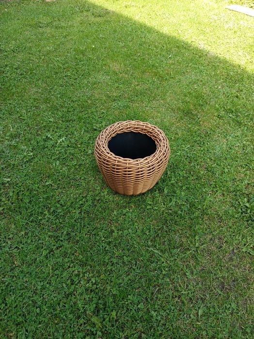 Вуличні кашпо зі штучного ротангу