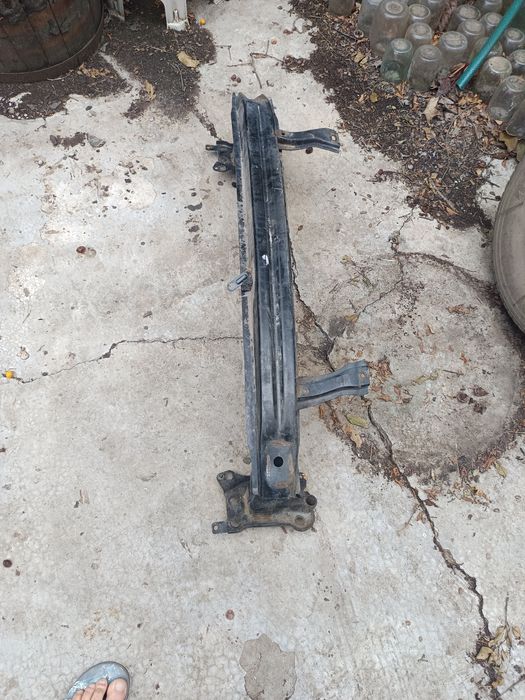 Усилитель переднего бампера Фольксваген В 6 2008 г