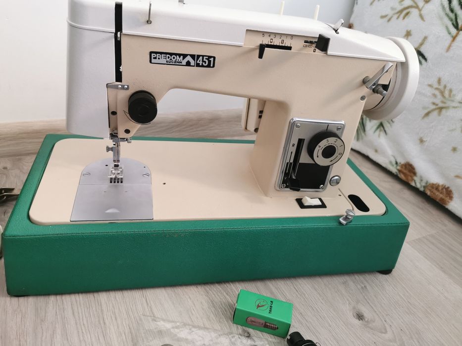 Maszyna do szycia Łucznik 451 z mocowaniem stopek matic