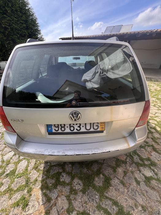 Viatura Golf carrinha de 5 lugares