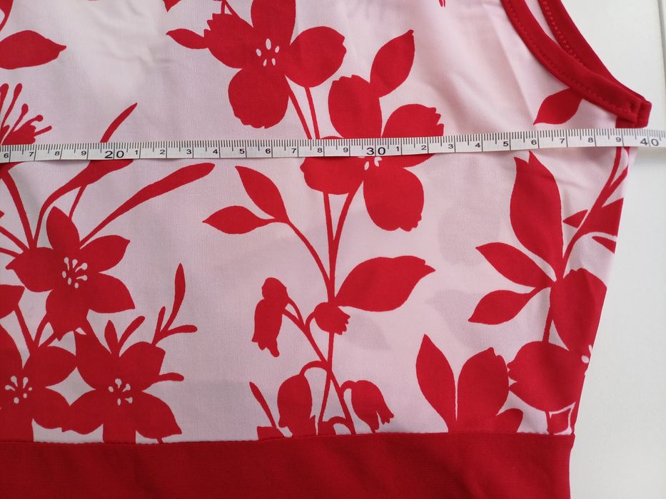 Top sem mangas, branco e vermelho, com motivos florais (S/M)