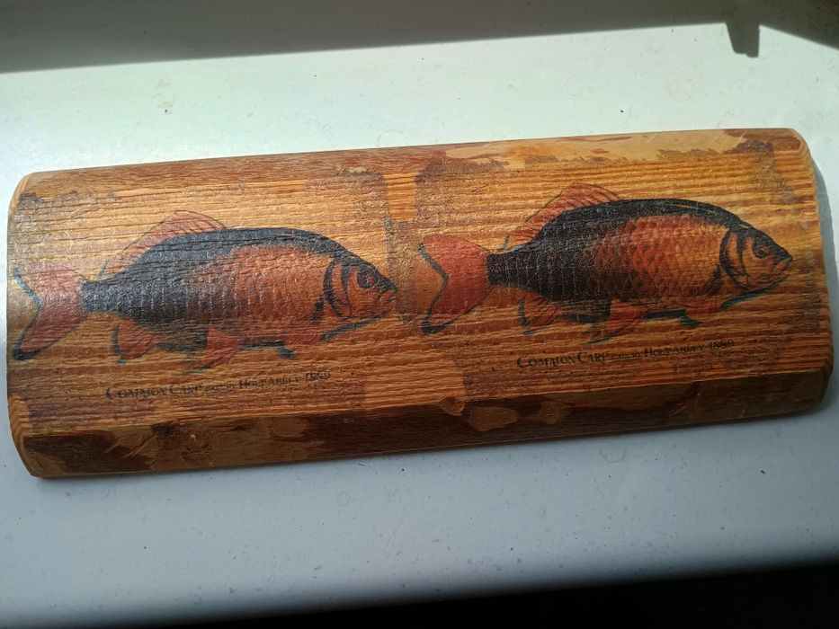 Ozdoba z drewna z rybami