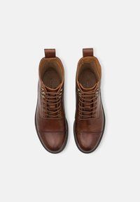 Trzewiki brązowe sznurowane Levi's 39