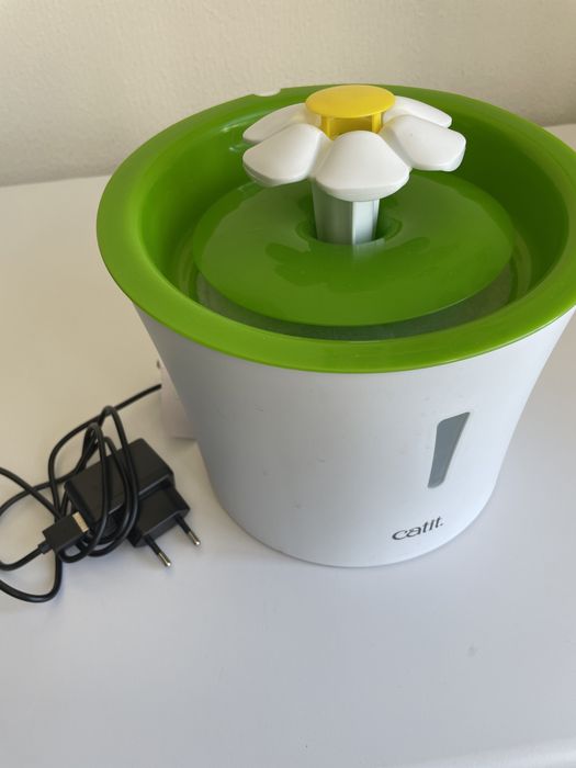 Bebedouro para gato com água sempre a cair