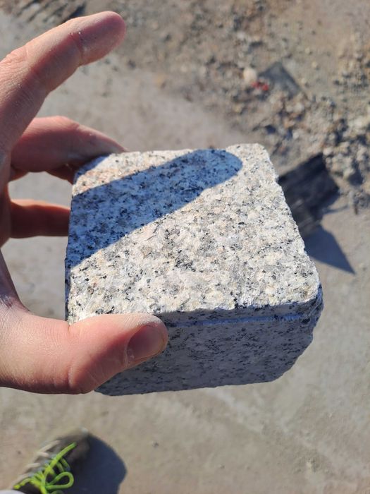 Kostka granitowa cięto-łupana 8/11