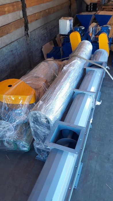 Шнековий транспортер у коробі. Гвинтовий конвеєр. Шнек у жолобі