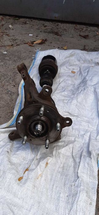 Полуось, ступица с поворотным кулаком правая в сборе KIA Sportage б/у