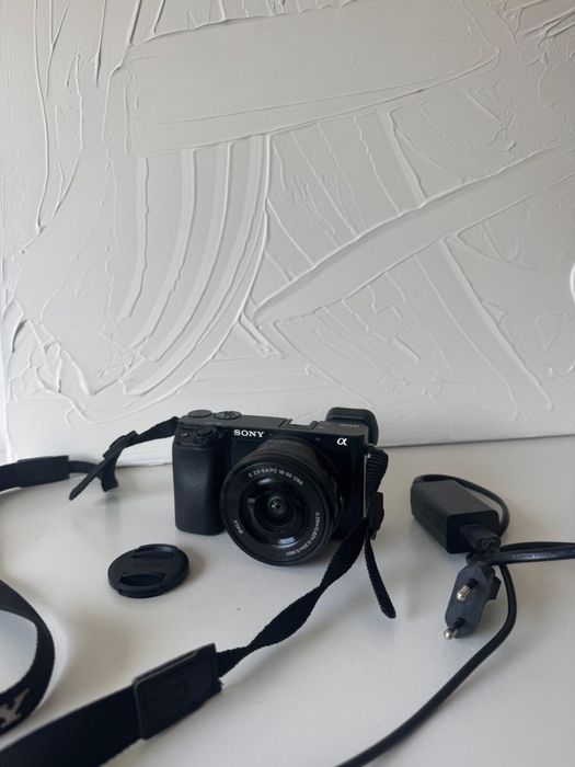 Câmara digital Sony Alpha ILCE-6100La K com Lente Zoom 16-50mm