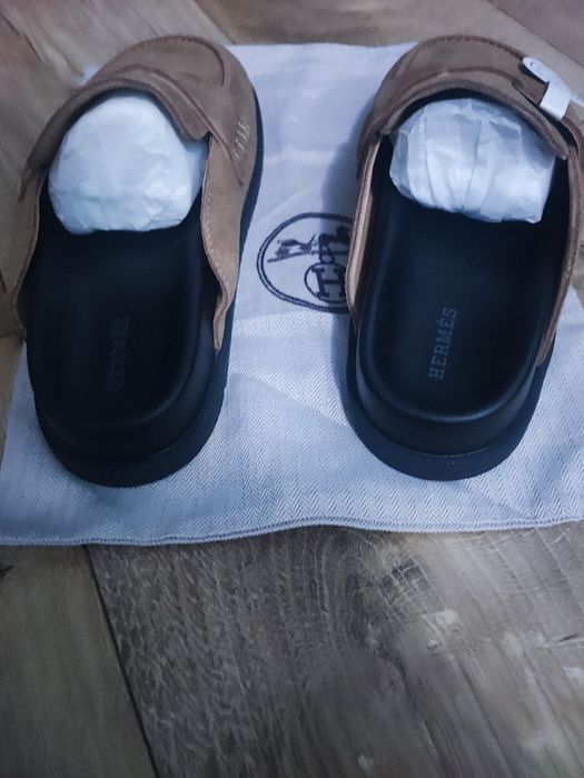 Piękne klapy mule Hermes Nowe